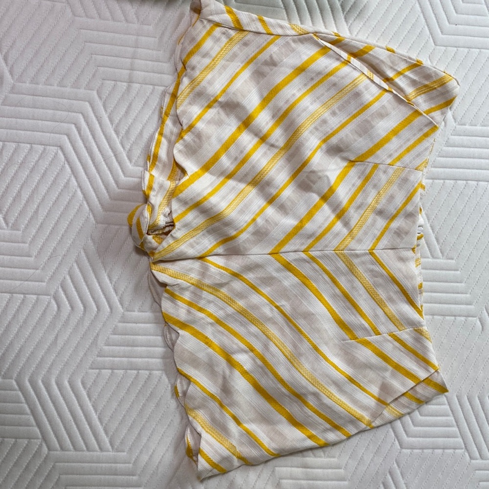 June & Hudson women’s yellow and white striped shorts with scalloped edges